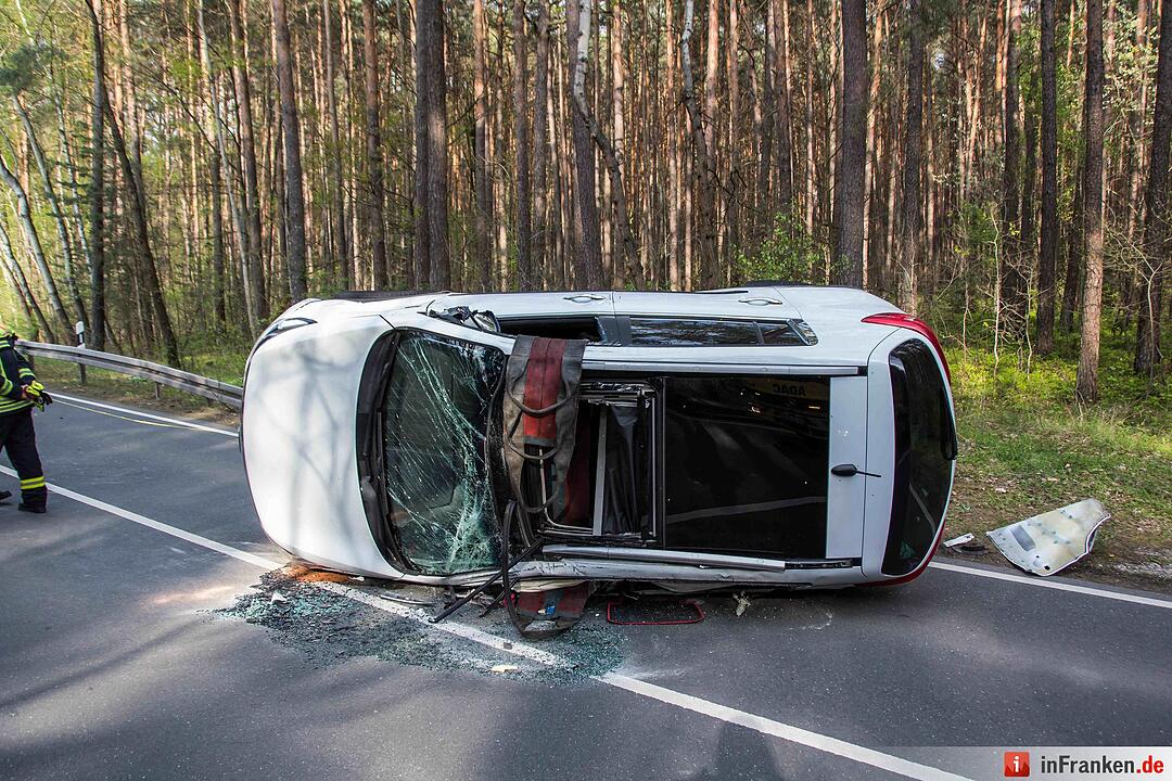 Unfall: Auto gerät bei Beutelsdorf auf Gegenfahrbahn und streift einen Traktor