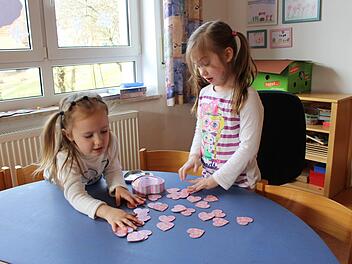 Auch im Kindergarten hat Bildung eine übergeordnete Rolle: Basteln, puzzeln und malen - zu jeder Jahreszeit werden den Kindern die entsprechenden Anlässe nähergebracht. Julia Raab