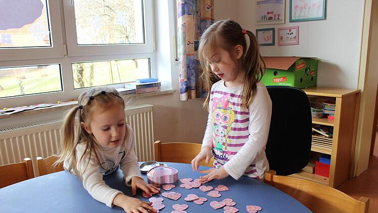 Auch im Kindergarten hat Bildung eine übergeordnete Rolle: Basteln, puzzeln und malen - zu jeder Jahreszeit werden den Kindern die entsprechenden Anlässe nähergebracht. Julia Raab