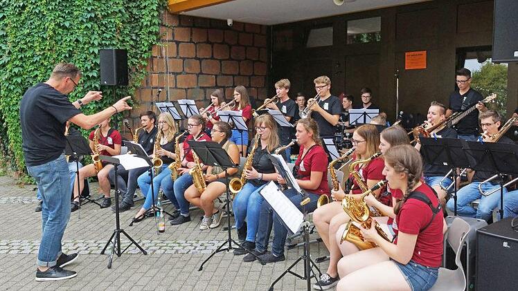 Bereits seit fünf Jahren besteht die FWG-Big-Band, die das Schulfest auch dazu nutzte, mit ehemaligen Mitgliedern auf dieses kleine Jubiläum aufmerksam zu machen. mts