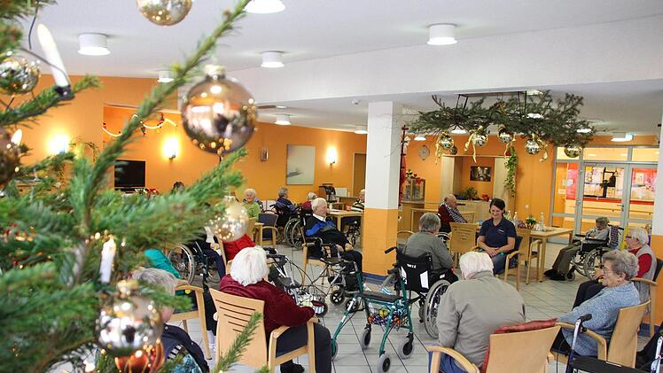 Auch das Vitanas-Seniorenzentrum St. Anna ist voll belegt. In der Weihnachtszeit (hier ein Archivbild) sind wieder Kurzzeitpflegeplätze stark gefragt. Foto: Andreas Dorsch