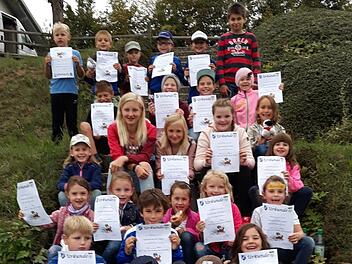 Stolz zeigen die Kinder ihre Urkunde, die sie bei der Modloser Dorfrallye erworben haben. Foto: Maria Klug