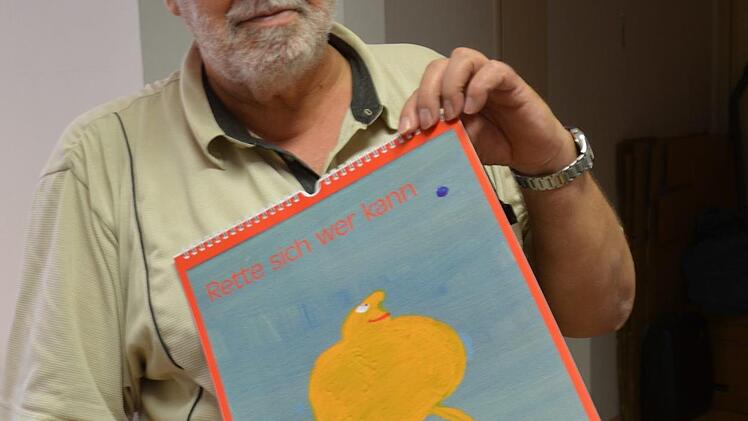 Georg Baier mit seinem neuen Kunstkalender  Foto: bp