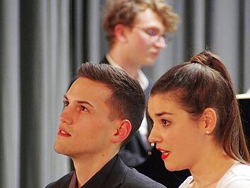 Julia Leser (Sopran), David Krahl (Bariton), Dominik Heidl (Klavier) im Kursaal von Bad Bocklet.  Foto: Klaus Werner
