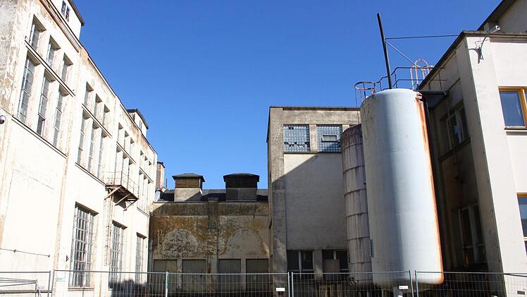 Die hohen Gebäude rechts und links bleiben erhalten, der mittlere Teil wird architektonisch geöffnet.