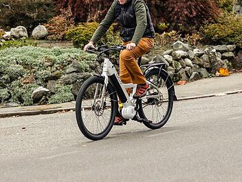 Neustadt bei Coburg: E-Bike-Fahrer flüchtet vor Polizeikontrolle - und landet kopfüber im Fluss