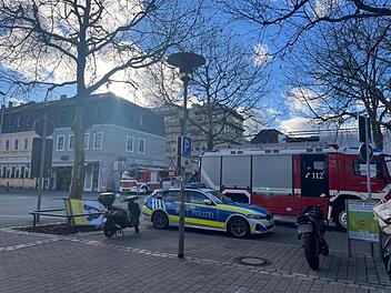 Polizei und Feuerwehr in Erlanger Innenstadt - Polizei erklärt Auslöser