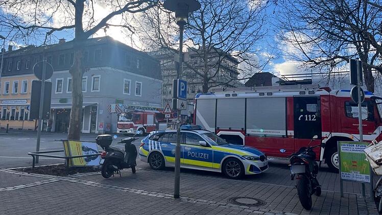 Polizei und Feuerwehr in Erlanger Innenstadt - Polizei erklärt Auslöser