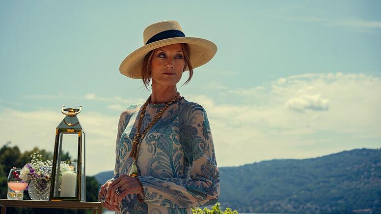 In Staffel eins wurde ziemlich deutlich suggeriert, dass Eddies und Freddys Mutter, Lady Sabrina Halstead (Joely Richardson), eine amour&ouml;se Vergangenheit mit Geoff, Wildh&uuml;ter und rechte Hand der Familie, verbindet, die nicht ohne Folgen blieb.