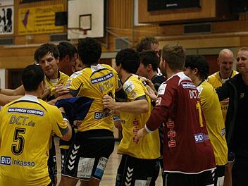 So jubeln Sieg: Der HSC 2000 Coburg nach dem knappen Erfolg im Auswärtsspiel in Münden.Fotos: Iris Bilek
