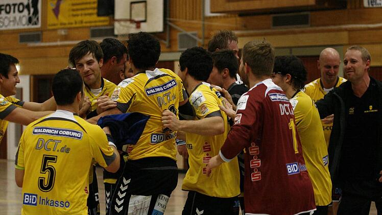 So jubeln Sieg: Der HSC 2000 Coburg nach dem knappen Erfolg im Auswärtsspiel in Münden.Fotos: Iris Bilek