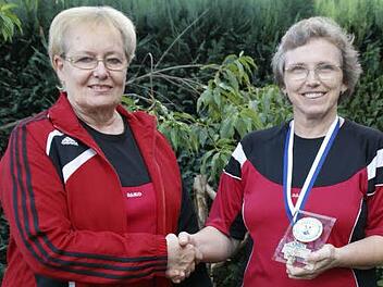 Dritte bei der bayerischen Meisterschaft im Breitensportkegeln wurde Evi Hassa (rechts) vom RSV Unterschleichach in München. Zu dieser tollen Leistung gratulierte ihr Abteilungsleiterin Heidi Heimrich.