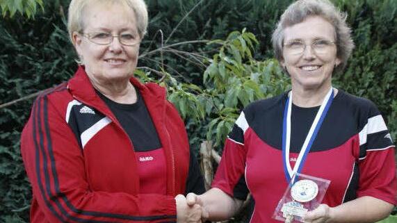 Dritte bei der bayerischen Meisterschaft im Breitensportkegeln wurde Evi Hassa (rechts) vom RSV Unterschleichach in München. Zu dieser tollen Leistung gratulierte ihr Abteilungsleiterin Heidi Heimrich.
