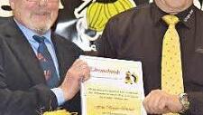 Rolf Stirtzel (links) wurde aufgrund seiner vielen Verdienste - ebenso wie seine Frau Brigitte - zum Ehrenmitglied ernannt. Mit im Bild Präsident Matthias Schikora.