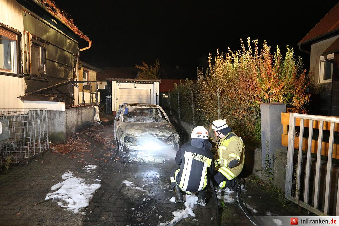 Brennender Pkw greift auf Wohnhaus ueber - Dachstuhlbrand