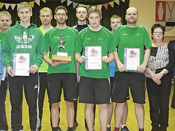 Siegerehrung beim SV Langenau: (von links) Michael Ruß, Abteilungsleiter Herbert Müller, Felix Hammerschmidt, Maximilian Queck, Sieger Benjamin Vetter, Robert Müller, Alexander Klemm, Sven Krautwurst, Fabian Kraus, Zweite Vorsitzende Margit Schülein, Jürgen Trebes und Vorsitzende Elke Schmidt. Foto: privat
