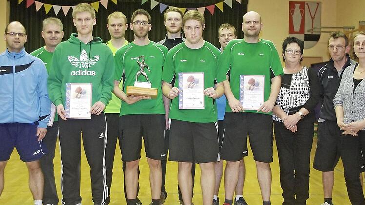 Siegerehrung beim SV Langenau: (von links) Michael Ruß, Abteilungsleiter Herbert Müller, Felix Hammerschmidt, Maximilian Queck, Sieger Benjamin Vetter, Robert Müller, Alexander Klemm, Sven Krautwurst, Fabian Kraus, Zweite Vorsitzende Margit Schülein, Jürgen Trebes und Vorsitzende Elke Schmidt. Foto: privat