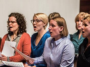 Der Coburger Chor "Unerhört" probt für sein Jubiläumskonzert, das am 24. April im Kongresshaus stattfindet.Foto: Jochen Berger
