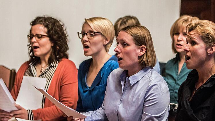 Der Coburger Chor "Unerhört" probt für sein Jubiläumskonzert, das am 24. April im Kongresshaus stattfindet.Foto: Jochen Berger