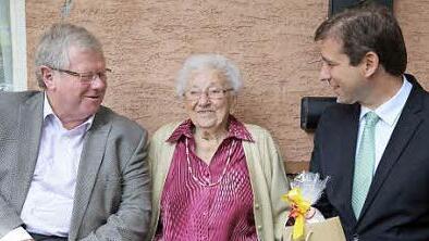 Bürgermeister Ochs (l.) und Landrat Ulm gratulieren Margarete Schmidt zu ihrem 90. Geburtstag.  Foto: Franz Galster