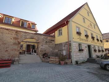 Der Gasthof "Schwarzer Adler" inmitten von Kirchehrenbach. Schon sehr früh hat Fritz Sponsel die Idee, das Speiselokal mit einem Hotelbetrieb zu verbinden.  Fotos: Andreas Hofbauer