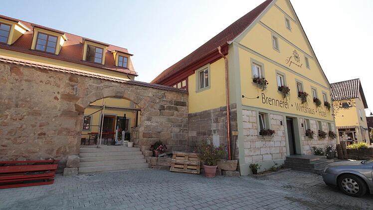 Der Gasthof "Schwarzer Adler" inmitten von Kirchehrenbach. Schon sehr früh hat Fritz Sponsel die Idee, das Speiselokal mit einem Hotelbetrieb zu verbinden.  Fotos: Andreas Hofbauer
