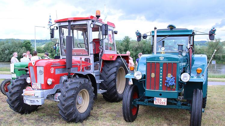 Der blaue Hanomag neben einem roten Schlüter