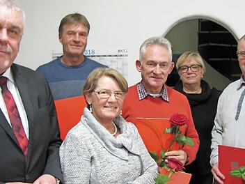 Der SPD-Ortsverein Coburg Südost ehrte langjährige Mitglieder für ihre Treue zur Partei (von links): Oberbürgermeister Norbert Tessmer, Martin Ruggaber, Doris Ludwig, Hans-Jürgen Rembiak, Vorsitzende Petra Schneider und Otmar Fischer.  Foto: Martin Koch