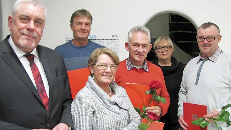 Der SPD-Ortsverein Coburg Südost ehrte langjährige Mitglieder für ihre Treue zur Partei (von links): Oberbürgermeister Norbert Tessmer, Martin Ruggaber, Doris Ludwig, Hans-Jürgen Rembiak, Vorsitzende Petra Schneider und Otmar Fischer.  Foto: Martin Koch
