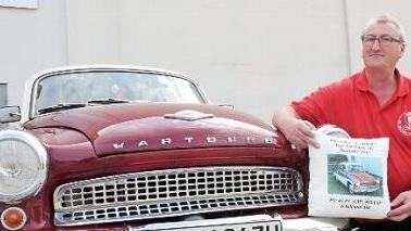 Der "Wartburg 311" von Ronald Fiedler aus Reichenbach ist schon von vorne ein Hingucker - aber die eigentliche Besonderheit sieht man erst mit dem Blick aufs Hinterteil: ein Fahrrad mit Hilfsmotor made in DDR.