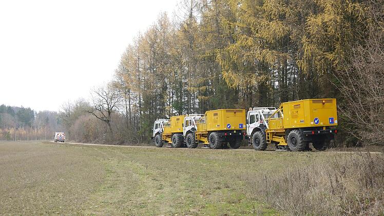 Mess-Kolonne: Drei Vibrationstrucks sowie ein Begleitfahrzeug sind derzeit für das Projekt "2D-Seismsik in Oberfranken" unterwegs - auch im Coburger Land.