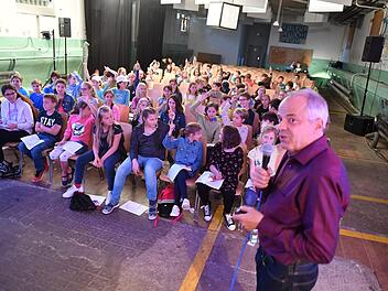 Dieses Mal ging es bei der Kinder-Uni um das Thema Stress. Wie entsteht er und was passiert in Stresssituationen im K&ouml;rper? Und vor allem: Wie bleibt man in solchen Momenten m&ouml;glichst cool? Das waren nur einige Fragen, die der Professor beantworten konnte.  Fotos: Ronald Rinklef