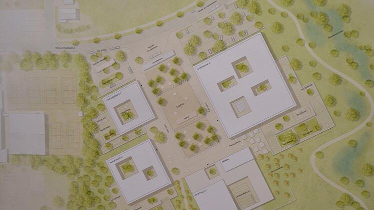 Das Modell des Schulzentrums der Numrich Albrecht Klumpp Architekten (Berlin) zeigt (links) Förderschule und Realschule sowie rechts Gymnasium und Sporthalle/Mensa.