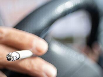 Heroldsberg: Rauchender Autofahrerin passiert folgenschwerer Fehler