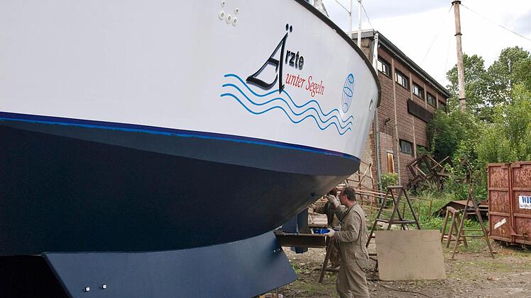 Alexander Wiesner beim Lackieren seiner Segelyacht "Sealady"