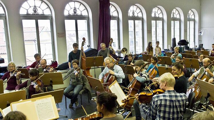 Die Profis des Philharmonischen Orchesters proben gemeinsam mit jungen Talenten für das Mitmachkonzert im Landestheater. Foto: Jochen Berger