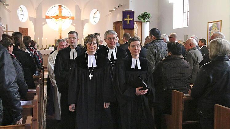 Feierliche Ordination in Waizenbach. Foto: Gerd Schaar