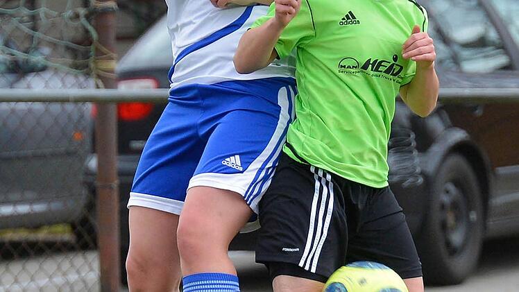 Die Gremsdorferinnen um Nicole Mönius (links) setzten den Gästen aus Lauf nach dem 0:1-Rückstand mächtig zu und hätten bei besserer Chancenverwertung einen Kantersieg landen können.