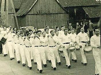 Das Bild aus dem Vereinsarchiv zeigt die Beiersdorfer Musiker bei einem Umzug 1958. Foto: privat