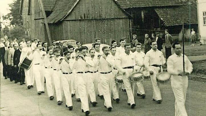 Das Bild aus dem Vereinsarchiv zeigt die Beiersdorfer Musiker bei einem Umzug 1958. Foto: privat