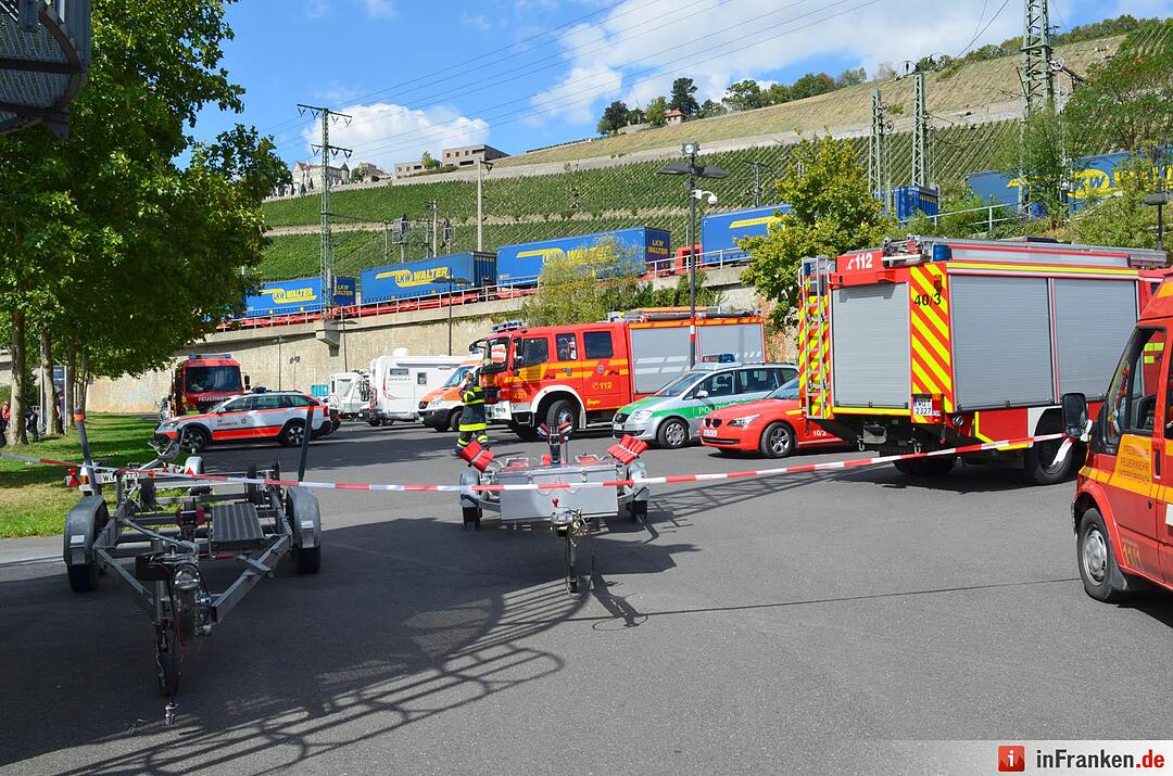 Auto geht im Main in Würzburg unter