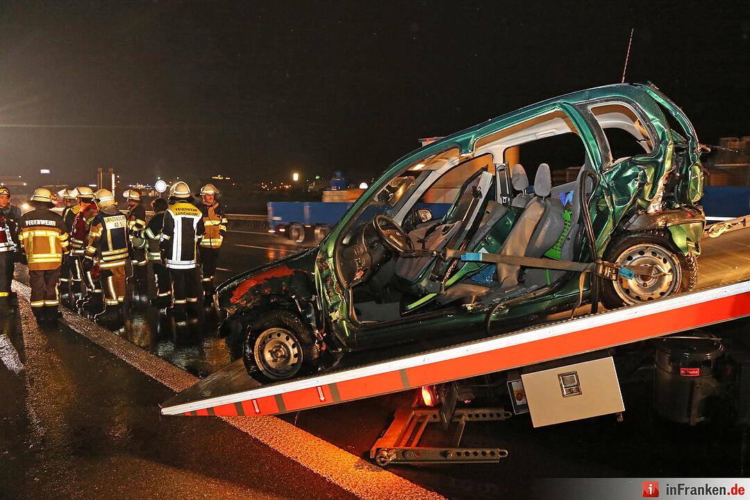 Drei Autos kollidieren auf der A9 - Ein lebensgefaehrlich Verletzter