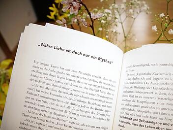 Michael Nast schreibt nicht darüber, wie man einen Partner fürs Leben findet, sondern beschreibt, wie das Leben als Single so ist.  Foto: Sarah Dann