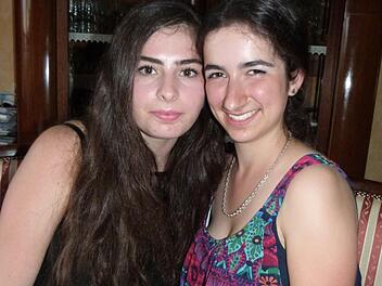 Sie sind ganz dicke Freundinnen: Sophia Rough (links) aus Detroit in den USA und Johanna Kufner.  Foto: Werner Rei&szlig;aus