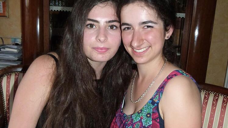 Sie sind ganz dicke Freundinnen: Sophia Rough (links) aus Detroit in den USA und Johanna Kufner.  Foto: Werner Rei&szlig;aus