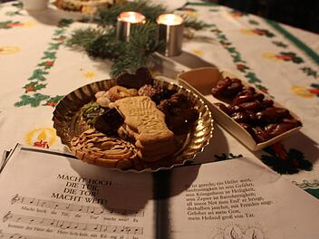 Deutsche Weihnachtsklassiker wie Plätzchen und traditionelle Lieder treffen beim Adventsfenster in Untersteinach auf Datteln und den Koran. Fotos: Lisa Kieslinger
