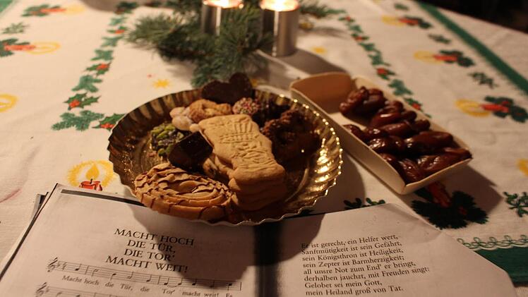Deutsche Weihnachtsklassiker wie Plätzchen und traditionelle Lieder treffen beim Adventsfenster in Untersteinach auf Datteln und den Koran. Fotos: Lisa Kieslinger