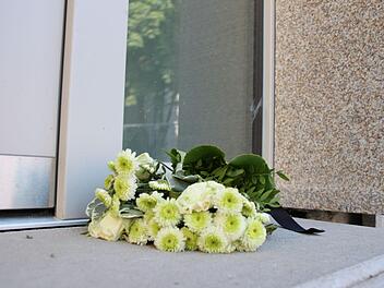Einen Blumenstrauß mit Trauerflor liegt vor dem neuen "Otto-Waldrich-Studentenwohnheim". Foto: Oliver Schmidt