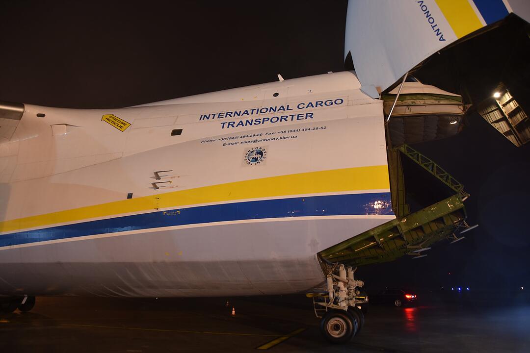 Airport Nürnberg: Riesenflieger landet am Flughafen – Flugzeug an Bord