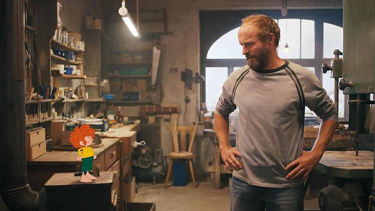 Als Schreiner Florian Eder k&uuml;mmert sich Schauspieler Florian Br&uuml;ckner weiterhin um den Pumuckl.